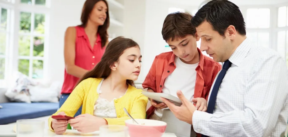 Cómo enseñarles a tus hijos a usar los dispositivos tecnológicos responsablemente 1 Revista Digital mamas360 Embarazo y Maternidad