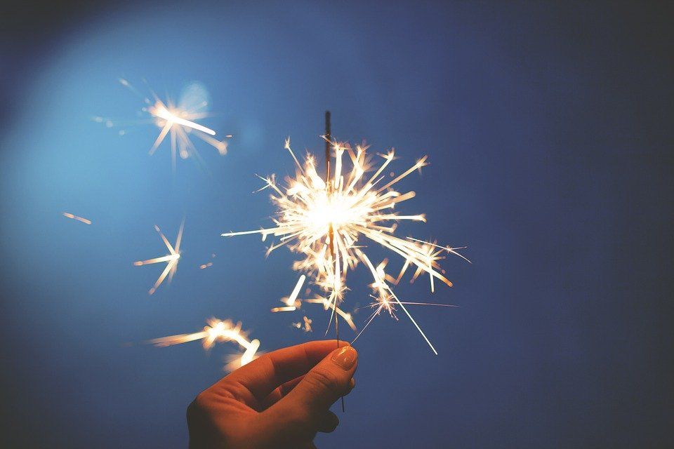Fuegos artificiales - luz de bengala - Mamás360